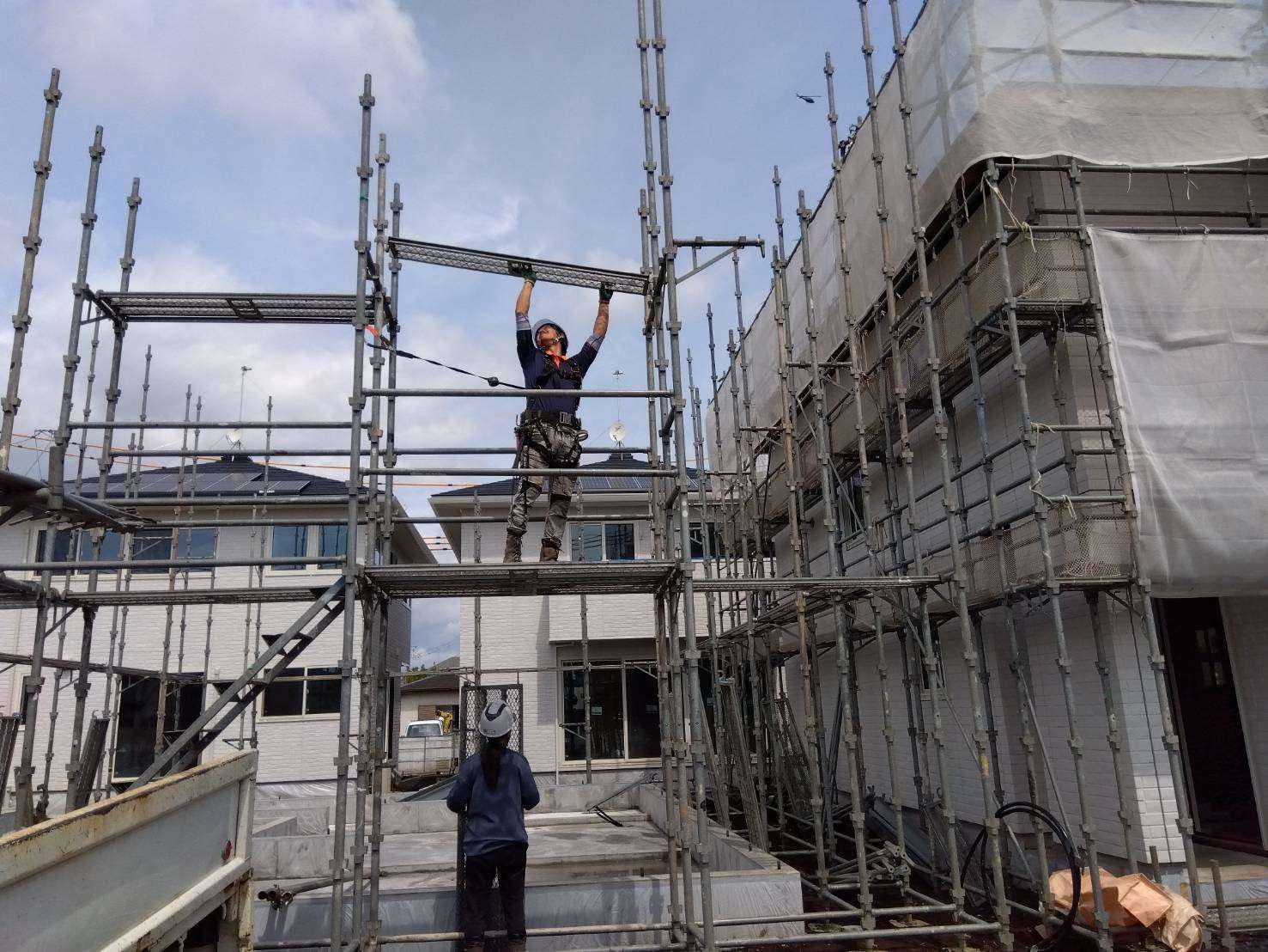 足場組み立て中